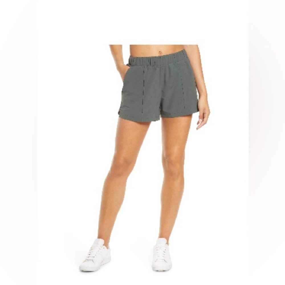 Zella High Waist Short size Medium